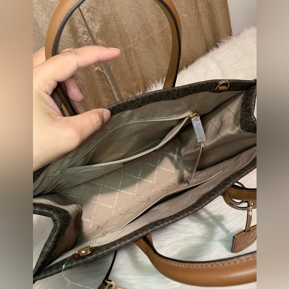 Michael Kors Medium Mirella with Wallet - Picture 6 of 11